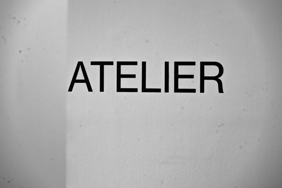 The word atelier is written on a gray background.